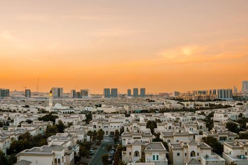 迪拜Resivation Hotel的日落时分城市景观与建筑