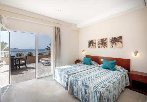 美洲海滩维斯塔苏尔酒店的一间卧室配有一张床,享有海景