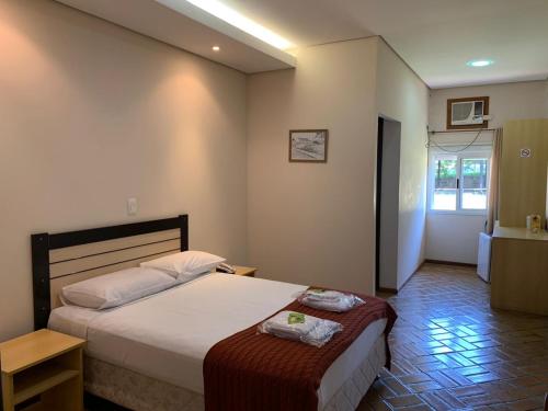 LapaHotel Tropeiro da Lapa的酒店客房设有床和窗户。