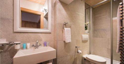 圣安东阿尔贝格Chalet Taja的一间带水槽、卫生间和镜子的浴室