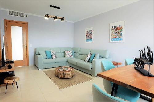 阿尔布费拉House J São Rafael - By Bedzy的客厅配有蓝色的沙发和桌子