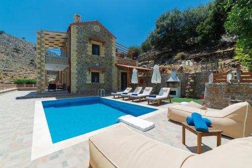 ZonianáFaraggi Villas的一个带躺椅的游泳池以及一座房子
