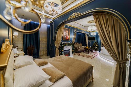 克拉斯诺达尔Hotel "VITAMIN"的一间卧室配有一张大床和大镜子