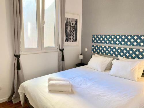 里斯本Janelas Verdes - Peaceful Views的卧室配有一张大白色床和窗户