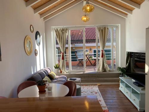 里斯本Janelas Verdes - Peaceful Views的客厅配有沙发和桌子