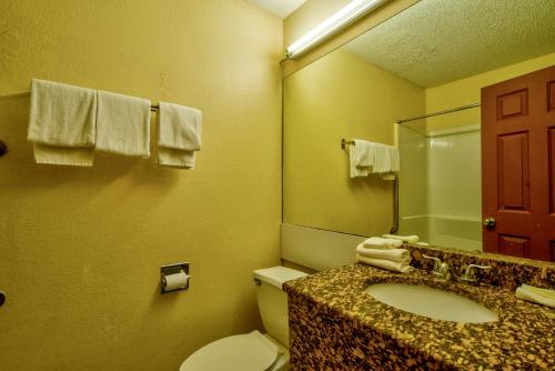 Clearwater Hotel的一间浴室