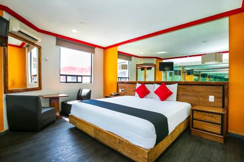 莫雷利亚Capital O Hotel Casa Blanca, Morelia的一间卧室配有一张床、一张书桌和一台电视