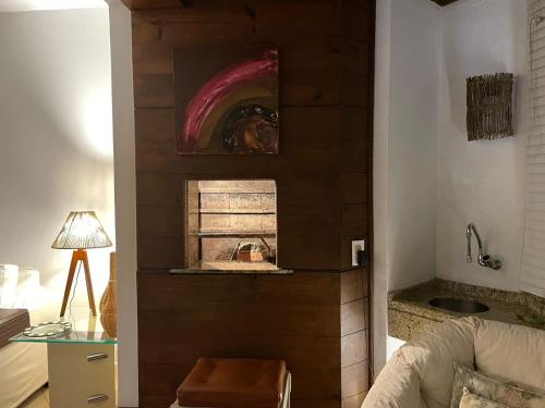 弗洛里亚诺波利斯BEIRA DA PRAIA com VISTA TOTAL DO MAR的客厅设有木墙和水槽