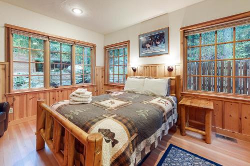 JosephWallowa River House的卧室配有木墙和窗户。