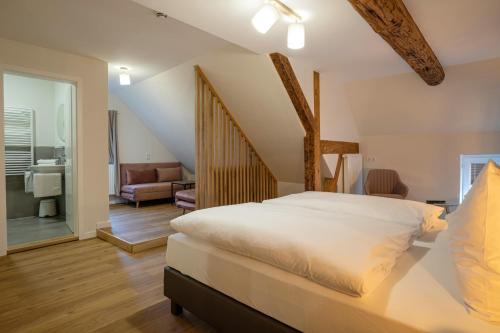 戈斯拉尔Altstadthotel Zur Börse的一间卧室设有一张床和一间客厅。