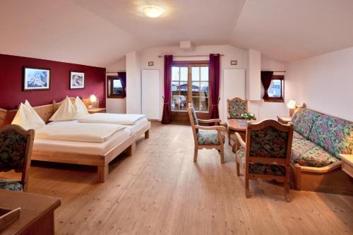 卡普伦Apartment Sonnblick的一间卧室配有一张床、一张沙发和一张桌子
