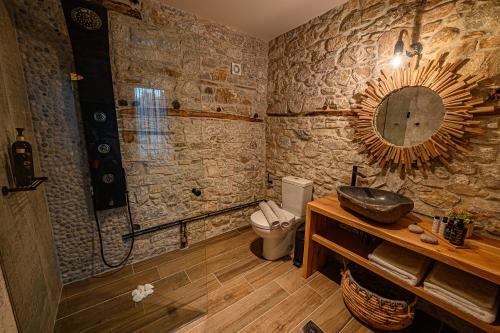达默查理Cleopatra's Miramare的石质浴室设有水槽和镜子