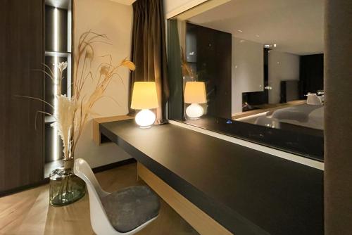 那慕尔Le19 Suite Georges & Lucy的酒店客房配有书桌和镜子