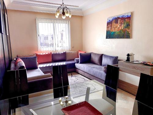 卡萨布兰卡Sab 8 - Amazing view. 2 bedrooms in front of the mosque Hassan. Perfect location的客厅配有沙发和桌子