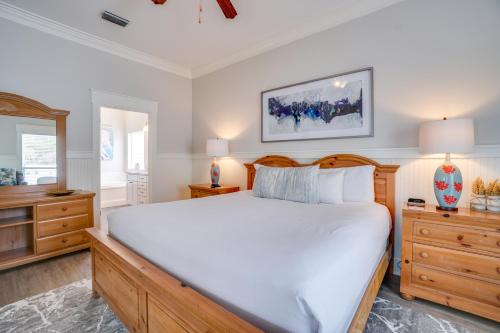 因莱特海滩30A Beach House - Walking on Sunshine的卧室配有白色大床和木制家具