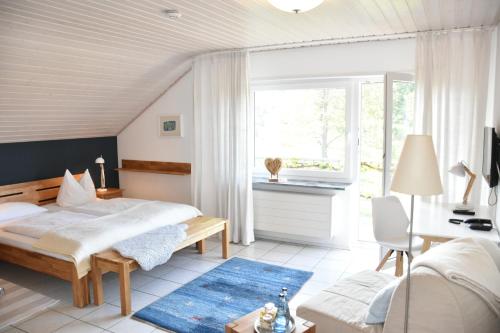 辛斯海姆Hotel KAMPS的一间卧室配有一张床、一张书桌和一个窗户。