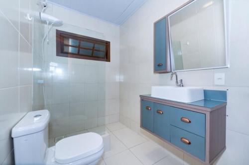 邦比尼亚斯Recanto da Conceição的一间带卫生间、水槽和镜子的浴室