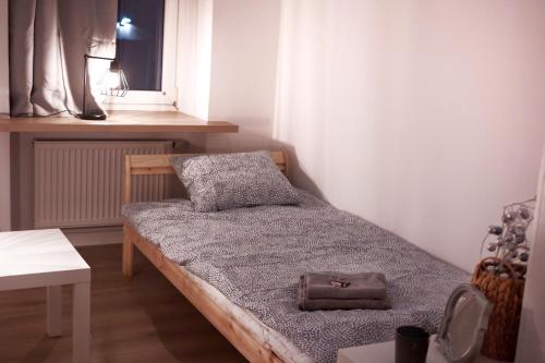 什切青Calm and quiet apartments in Szczecin的小卧室配有带钱包的床