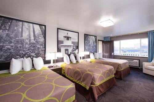 尤里卡尤里卡速8酒店的酒店客房设有两张床和窗户。