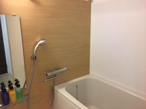 高松Alphabed Takamatsu Furujinmachi - Vacation STAY 11906的带淋浴的浴室