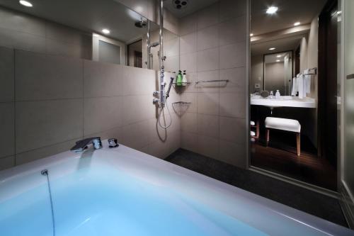 仙台仙台大都会酒店的一间带大浴缸和水槽的浴室