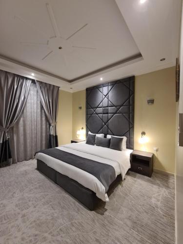 阿可贺巴Rose Neri Lavender روز نيري الخزامى的大卧室设有一张大床和黑色床头板