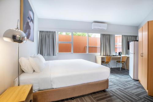 墨尔本梅道酒店 - 汽车旅馆的酒店客房带一张床和一个厨房