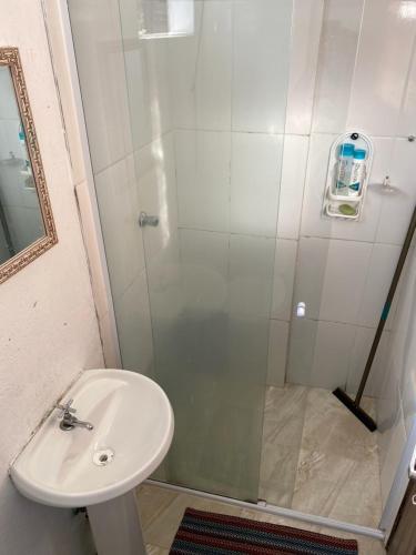 伊利亚贝拉Verde Hostel Ilhabela的带淋浴和盥洗盆的浴室