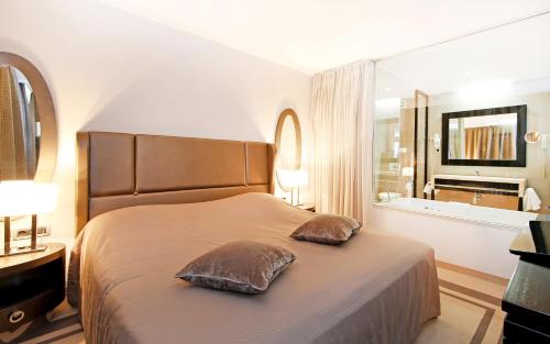 格罗苏普列Hotel Grosuplje的一间卧室配有一张大床和两个枕头