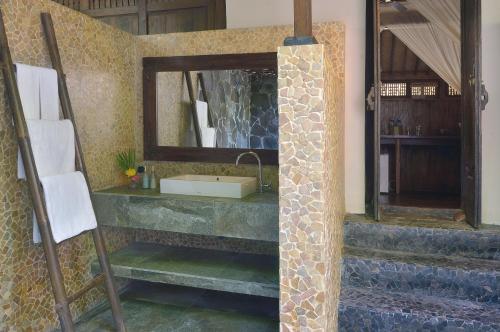 吉利特拉旺安德萨度尼亚贝达度假酒店的一间带水槽和镜子的浴室