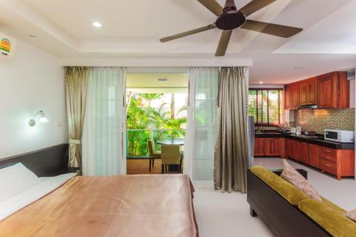攀瓦海滩达维娜海滩酒店的一间卧室配有一张床和吊扇