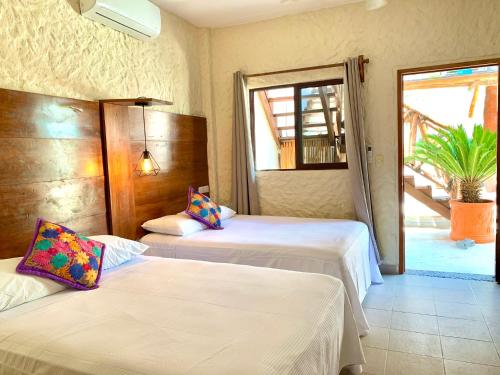奥尔沃克斯岛鲁比塔之家酒店的酒店客房设有两张床和窗户。