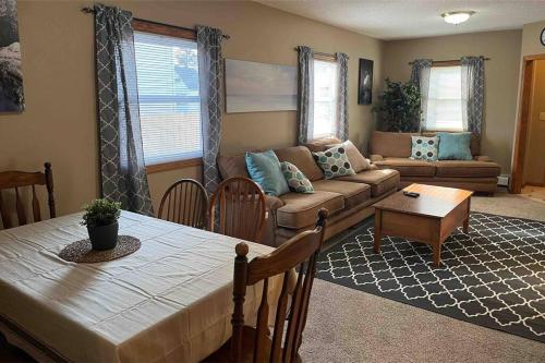 Close to Duluth! Centrally Located-Lake Superior Minutes Away!的休息区