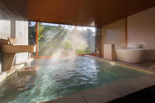 高山龙温泉度假酒店的带浴缸、浴缸和水槽的浴室。