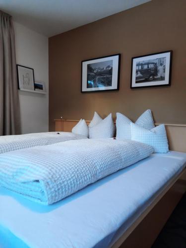 帕尔特嫩Valbella Bed & Breakfast的一张配有白色床单和枕头的大床