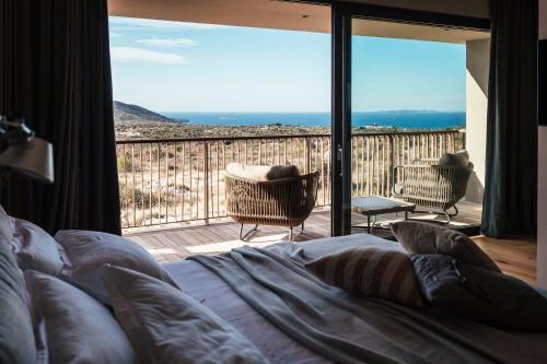 普利莫顿Villas Misto的一间卧室配有一张床,享有海景