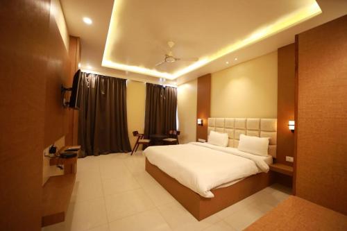 Hotel Neerja Inn客房内的一张或多张床位