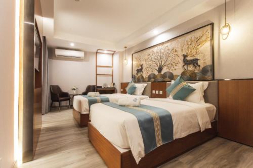 清迈Thapae Twins Hotel的酒店客房配有两张床和一张书桌