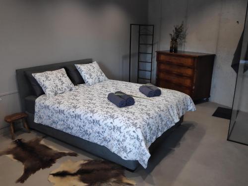 塞扎纳VILABELA的一间卧室配有带2个枕头和梳妆台的床