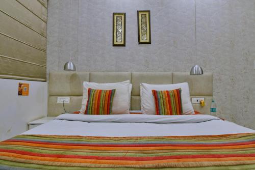 Hotel Fortune Inn- Noida Sector 19客房内的一张或多张床位
