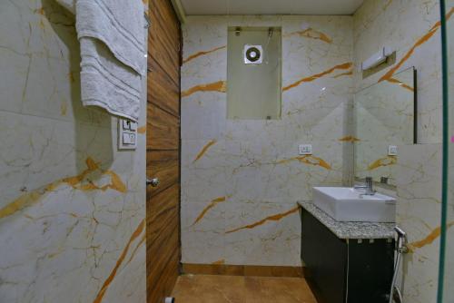 Hotel Fortune Inn- Noida Sector 19的一间浴室