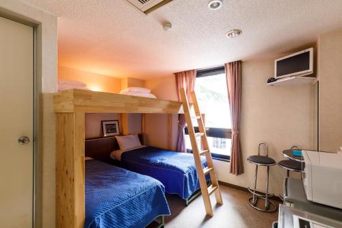 Tabist More Resort Nire no Ki Hakuba客房内的一张或多张双层床