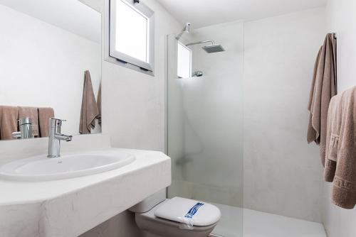 科蒂略Cotillo Sunset的白色的浴室设有水槽和卫生间。