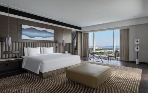 厦门厦门集美海景皇冠假日酒店（免费Mini Bar）的一间带大床的卧室和一间客厅