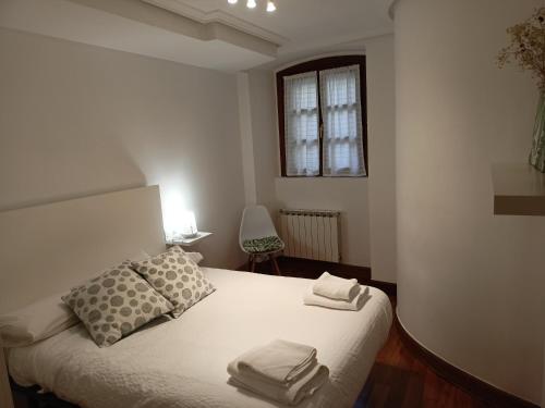 吉塔里亚LOA GETARIA的一间卧室配有一张床,上面有两条毛巾
