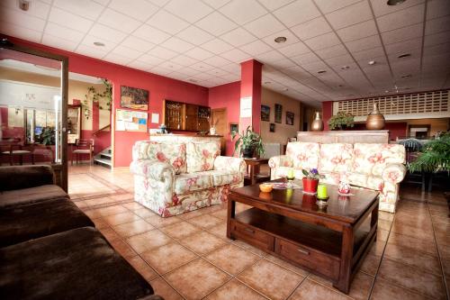 坎加斯-德奥尼斯Alojamiento Covadonga的客厅配有两张沙发和一张咖啡桌