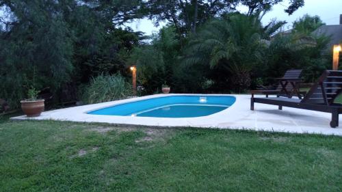 巴耶埃尔莫索El Piul的庭院内的游泳池,带长凳