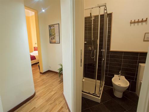 斯培西亚维亚尼住宅旅馆的一间带卫生间和玻璃淋浴间的浴室