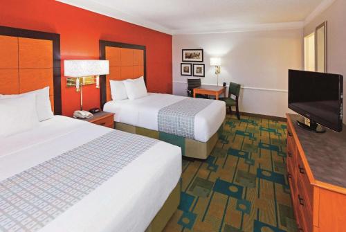 拉伯克Baymont by Wyndham Lubbock - Downtown Civic Center的酒店客房设有两张床和一台平面电视。