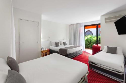 绍莱圣贝内代托贝斯特韦斯特酒店的一间酒店客房,设有两张床和电视